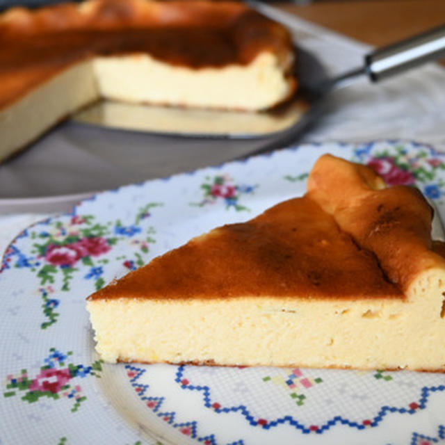 アレンジバスクチーズケーキ。いつものバスチーよりもちょっと塩気と酸味があって糖質ダウン、ワインにも合うチーズケーキ。