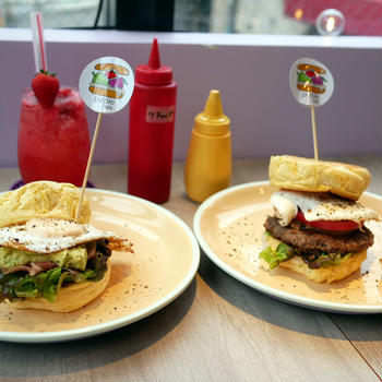 【三軒茶屋】都内初出店のパンケーキバーガーを食べてみた！