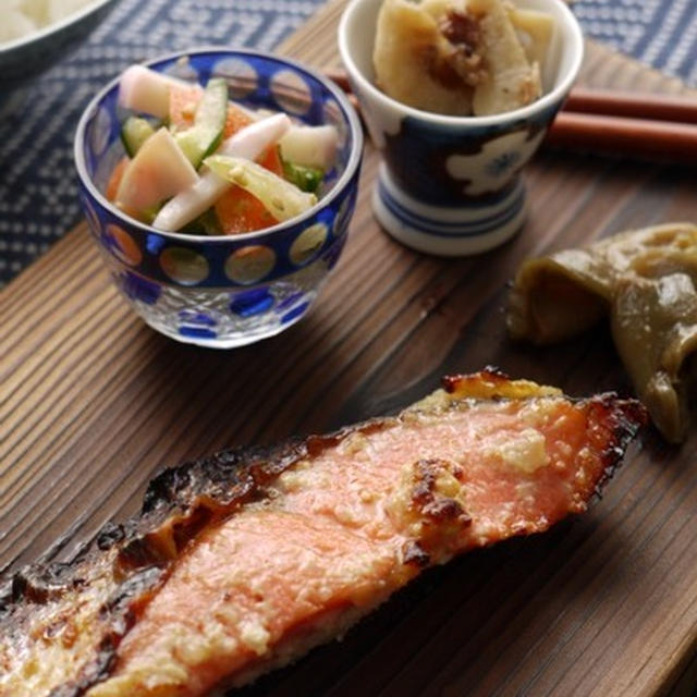 鮭の味噌粕漬け焼き（塩もみ野菜の胡麻生姜酢和えレシピあり）