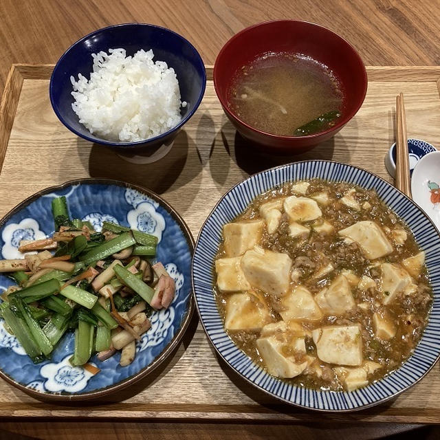 【献立】麻婆豆腐、小松菜と椎茸と人参とかまぼこのニンニク醤油炒め、野菜スープ、ビール