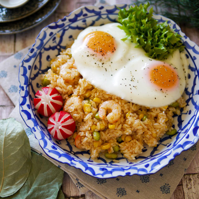 春休みのお昼ご飯に♡冷凍庫のお掃除にもおすすめ！｜包丁いらずで一緒に炒めるだけ｜市販調味料活用｜【エビとコーンのトムヤムチャーハン】