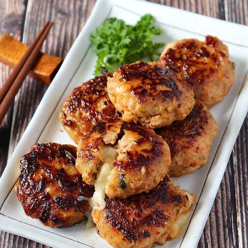 流れ出るチーズがツボる豚キムチーズつくね。めっちゃ頑張ってること。