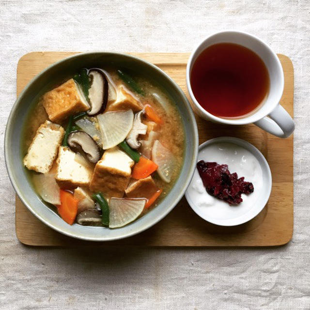 11月14日の朝ごはん。調理時間12分。厚揚げと根菜のみそ汁