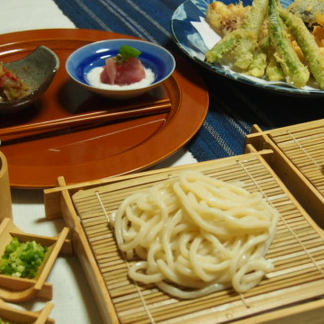 讃岐うどんの冷しうどん　　天ぷら　　ゴーヤとこんにゃくのおかか炒め煮　　まぐろのひとくち山かけ