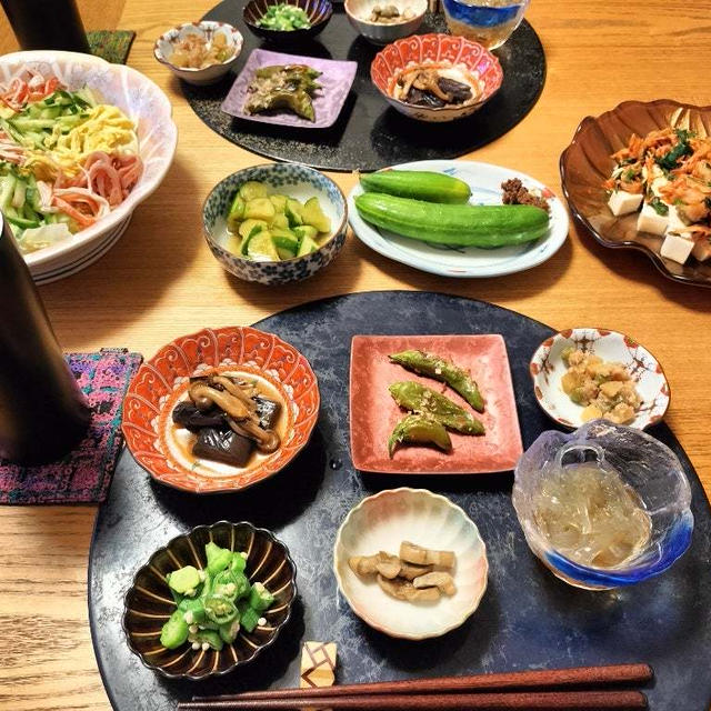 ラーメンサラダとニラキムチ豆腐と小鉢6品で晩酌