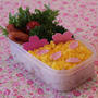 桜の花びら舞うお弁当