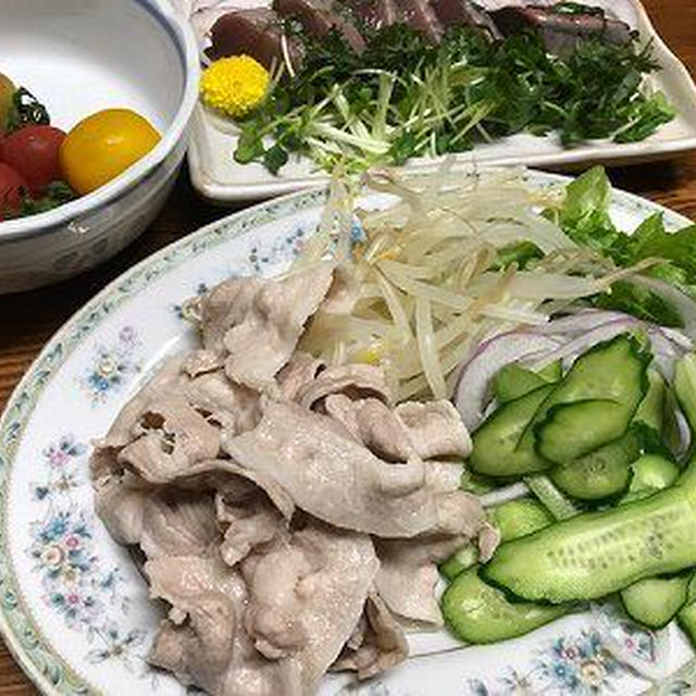 豚肉の冷しゃぶサラダ。鰹のたたき。うどん