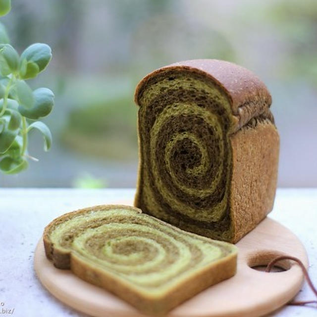 ほろにが大人の「全粒粉入り抹茶ほうじ茶食パン」うずまきが特徴です