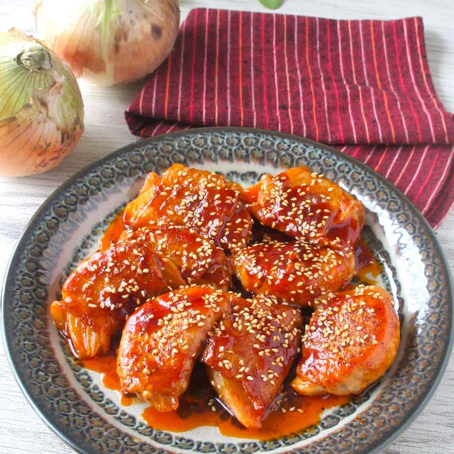 1口食べたら唸ちゃう。簡単なのに止まらないご馳走おかず♪「ヤンニョム玉ねぎ豚肉ロール」
