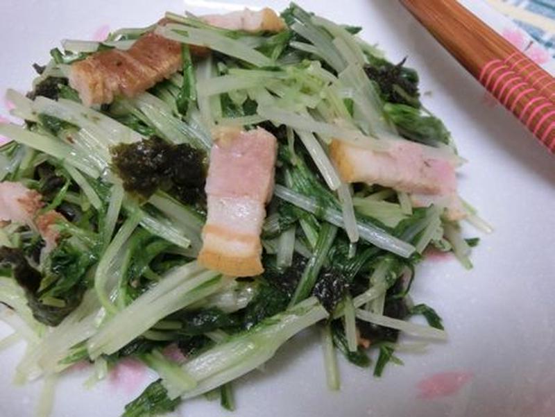 隠し味の粉チーズがヒット♪　水菜と海苔のベーコン炒め