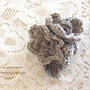 フレンチリネンの糸で編むコサージュ