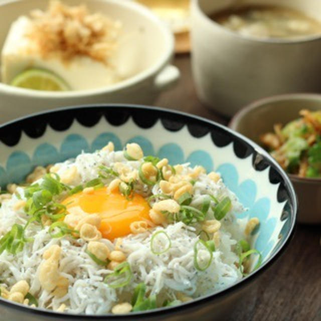 朝カフェ☆しらす卵黄ごはんのモーニング