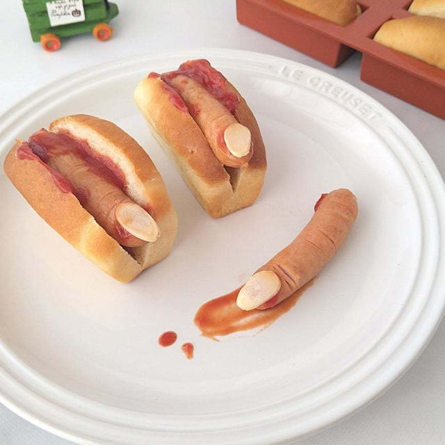 超ミニ食パン&指ウインナーのホットドッグ