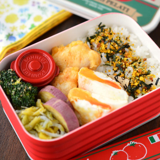 唐揚げ用の下味（コンソメオイル）をもみこんで冷凍してあった鶏むね肉で作った「ピカタ」がメインのお弁当。