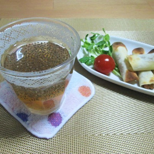 梅酒のチアシード入り水割り