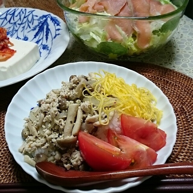 鶏ひき肉とキノコのバジル風味丼
