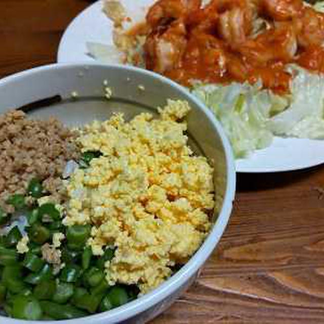 三食丼とエビチリ。三食丼弁当