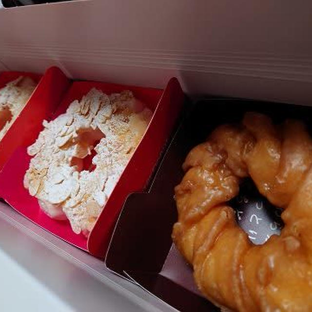 今日のおやつ♪ ミスタードーナツ「生フレンチクルーラーと白いポンデリング」