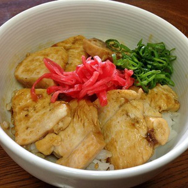 今日のお昼は「鶏の味噌焼き丼」