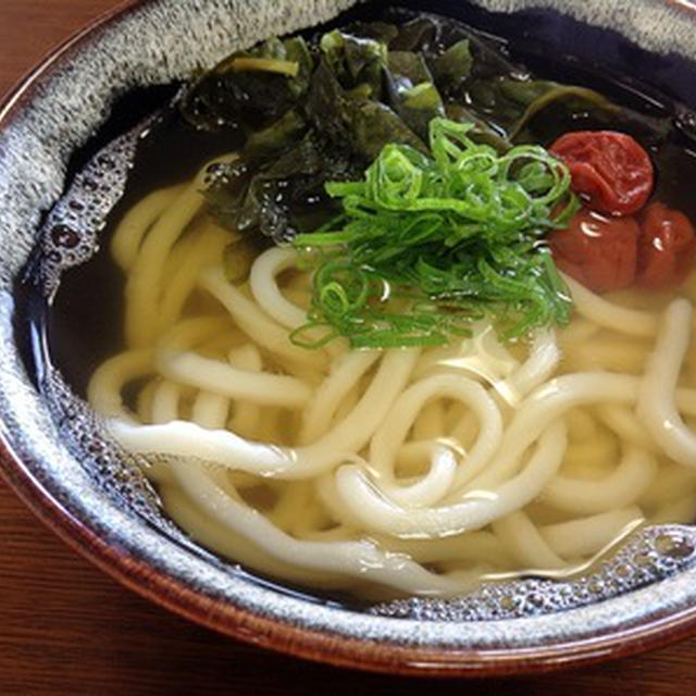 朝ごはんに「梅わかめうどん」