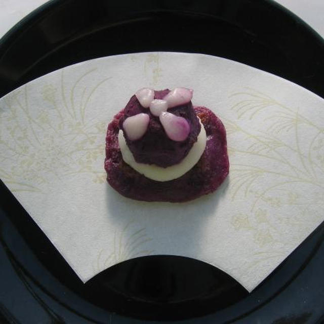 紫芋の和菓子で休憩