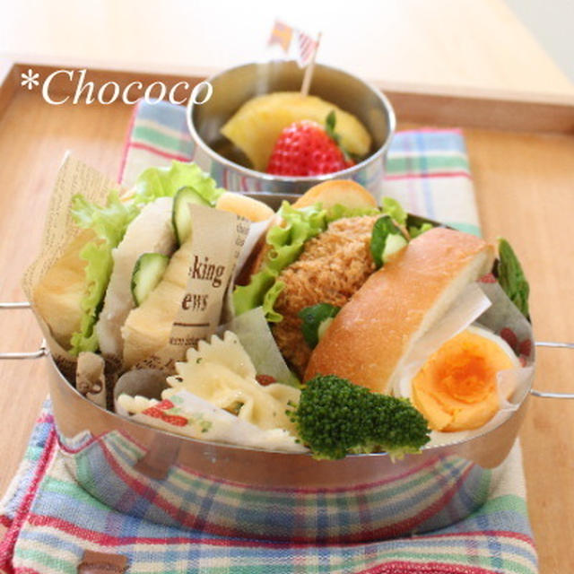 鶏ハムとコロッケサンドのお弁当