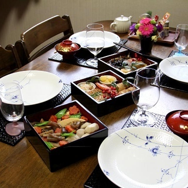 新年あけましておめでとうございます。おせちとお雑煮。