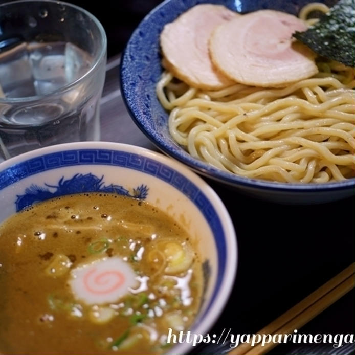 魚介系濃厚つけ麺のスープと麺がそれぞれ碗に盛られ、机の上に置かれている
