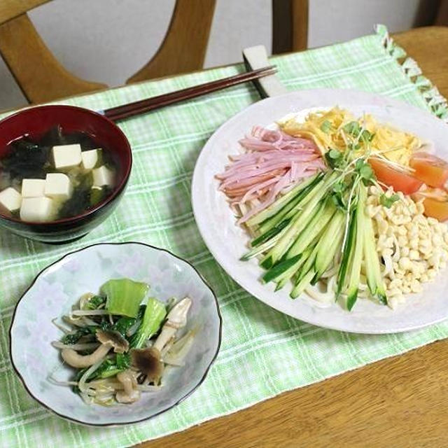 冷やしうどんとチンゲン菜ともやしとしめじのオイスター炒めでうちごはん（レシピ付）