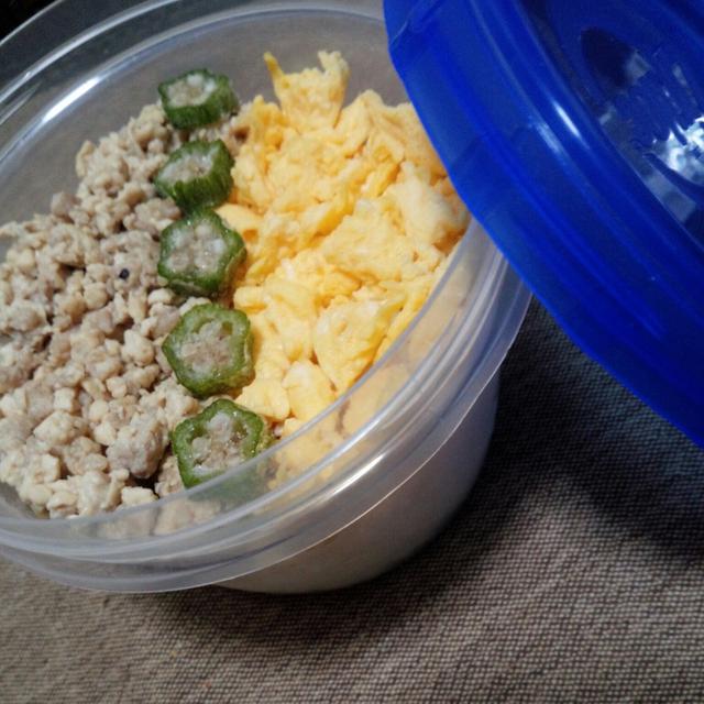 オクラスターのそぼろ丼弁当