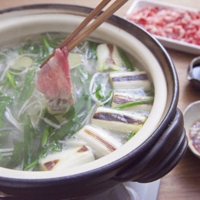 野菜の入った土鍋でラム肉をしゃぶしゃぶしている様子