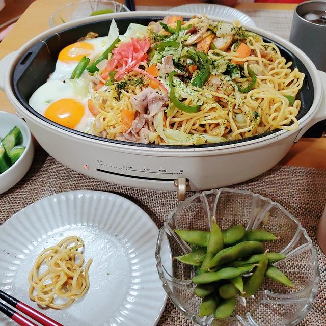 卓上で”焼きそば”の晩ごはん‥
