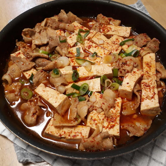 テジコギトゥブジョリㇺ（韓国風肉豆腐）