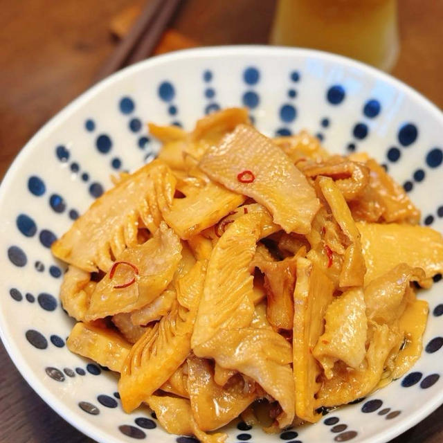 シャキッとぷるんぷるん♪ おつまみに最高の居酒屋風の逸品！鶏皮と筍のうま辛炒め煮レシピ