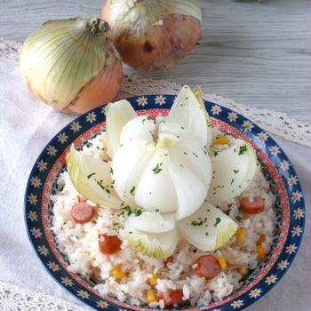 炊飯器で一発！旬の美味しさ倍増させる♪新玉ねぎソーセージコーン炊込みご飯。