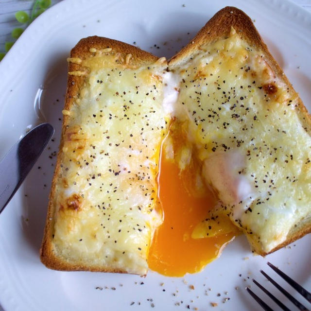 とろ〜り卵の絶品カルボナーラ風味トースト（お気に入り朝ごはん）