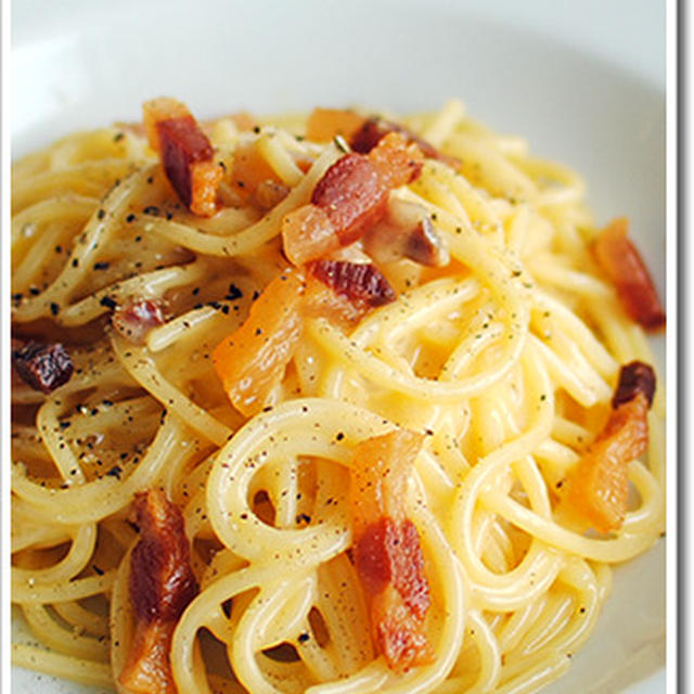グアンチャーレと卵黄2個、パルミジャーノ、ペコリーノを使ったカルボナーラのスパゲッティ