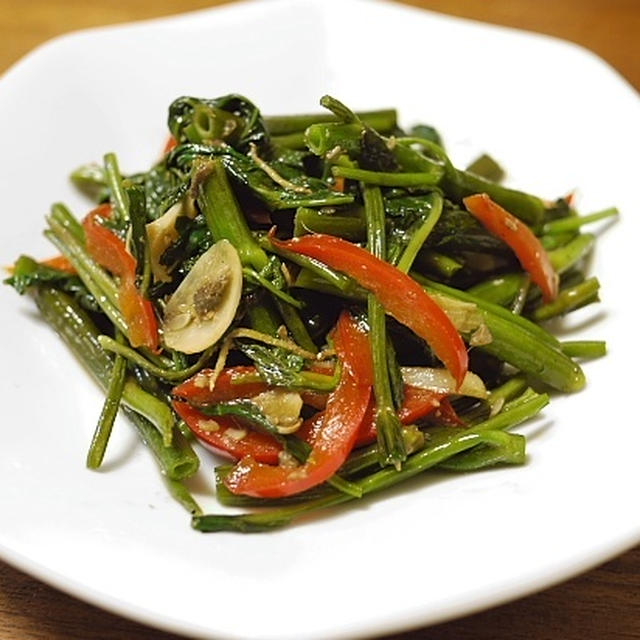 空心菜（くうしんさい）の炒めもの・鯖の麦味噌煮。
