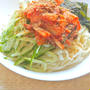 火を使わないで簡単＆ボリュームたっぷり！キムチサラダの冷やしうどん。