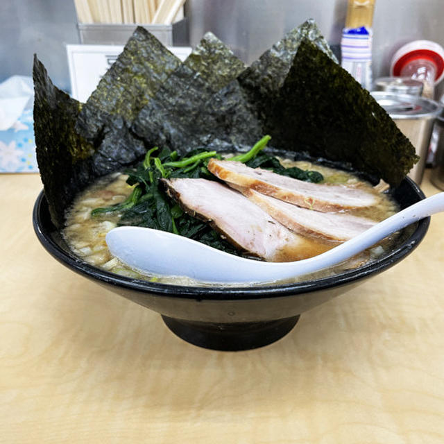 背脂らーめんのほうれん草増しとバラチャー2枚＋で啜る