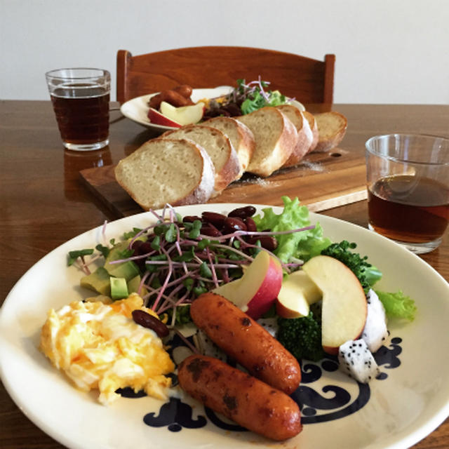 焼きたてパンとヘルシー朝ごはん