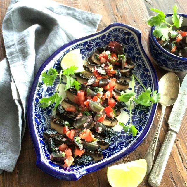 Dry Rub Portobello Steak with Black Grape Salsaきのこスパイスステーキ、葡萄サルサのっけ