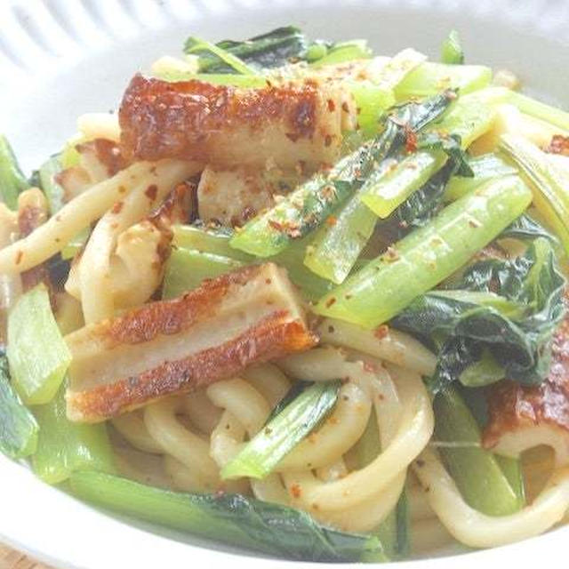 こんがり焼いて美味しい〜！ちくわと小松菜のシンプル焼きうどん。