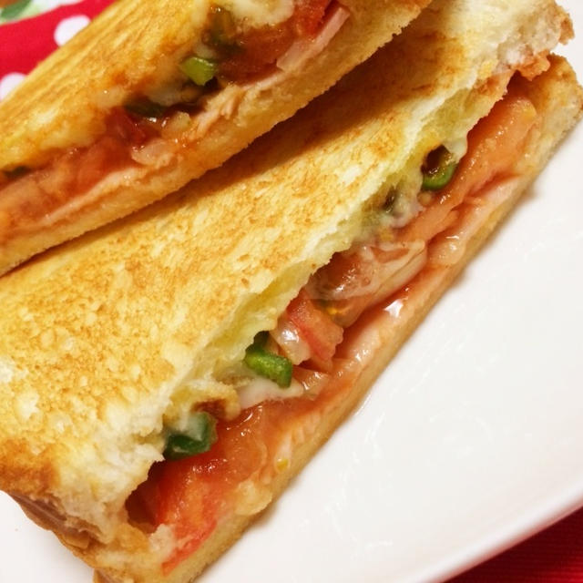 朝ごはん　『トロ～リチーズとさわやかトマトのホットサンド』
