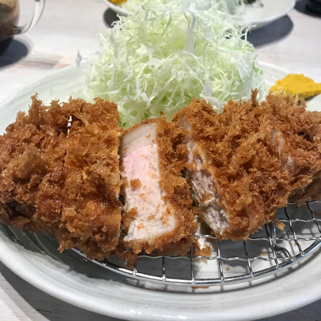 神田ランチ　会議飯は疲労回復の為にビタミンB１必要でしょ！厚切りロースカツ定食を食べながらキャンプの防寒を考える。