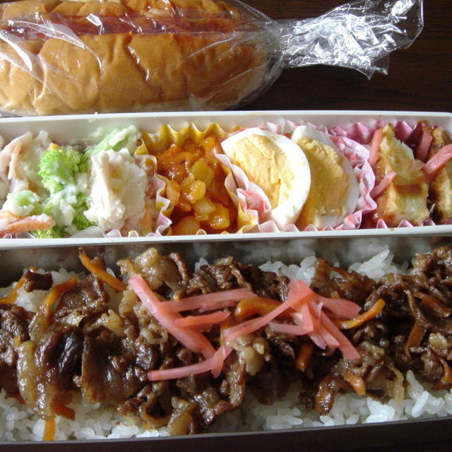 牛肉の甘辛煮とカレーキャベツドッグ。