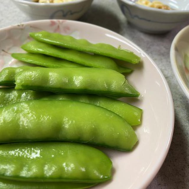 頂いたさやえんどうの塩茹で＆庭のさやいんげん♪