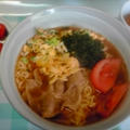 今朝の自分ご飯、サッポロ一番醤油味に、ポン酢焼肉やシラス入り炒り卵、トマト、岩のりとか乗せてみました♪、