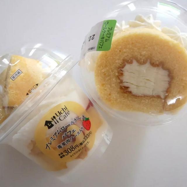 ローソン、プレミアムロールケーキパフェ苺果肉ソース