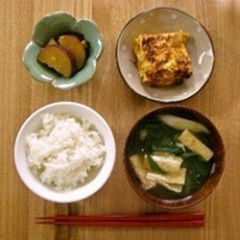 【献立】ごはん・ツナときゃべつのたまご焼き・さつまいもの甘煮・ねぎと油揚げのみそ汁